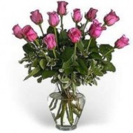 12 roses in a glass vase to Ecuador