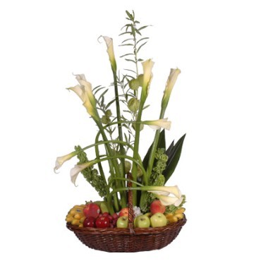 Fruit basket with calas