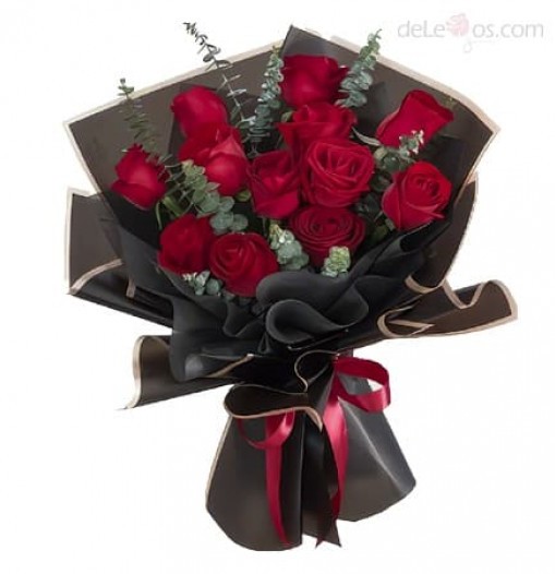 One dozen roses bouquet